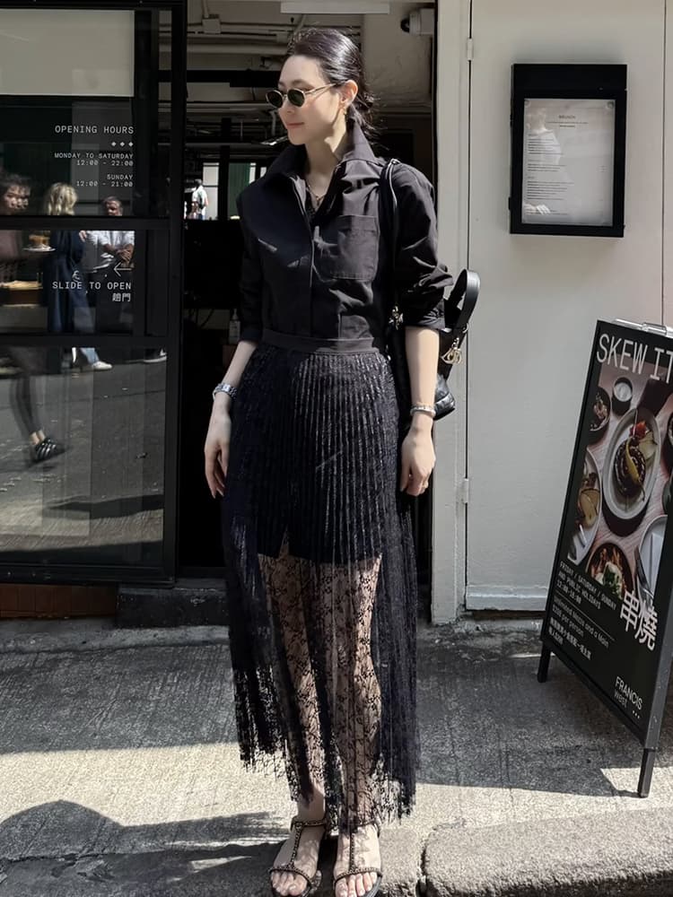 透かし模様の優美なプリーツレーススカート