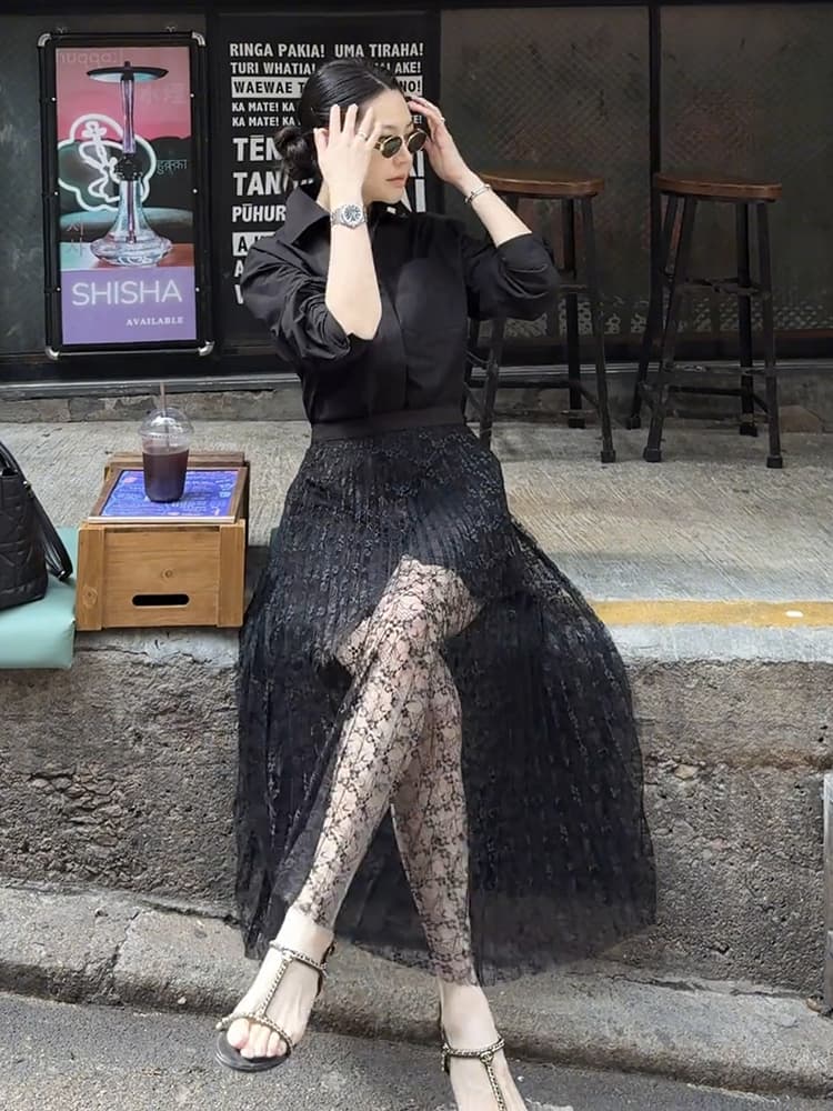 透かし模様の優美なプリーツレーススカート