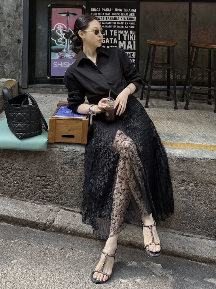 透かし模様の優美なプリーツレーススカート