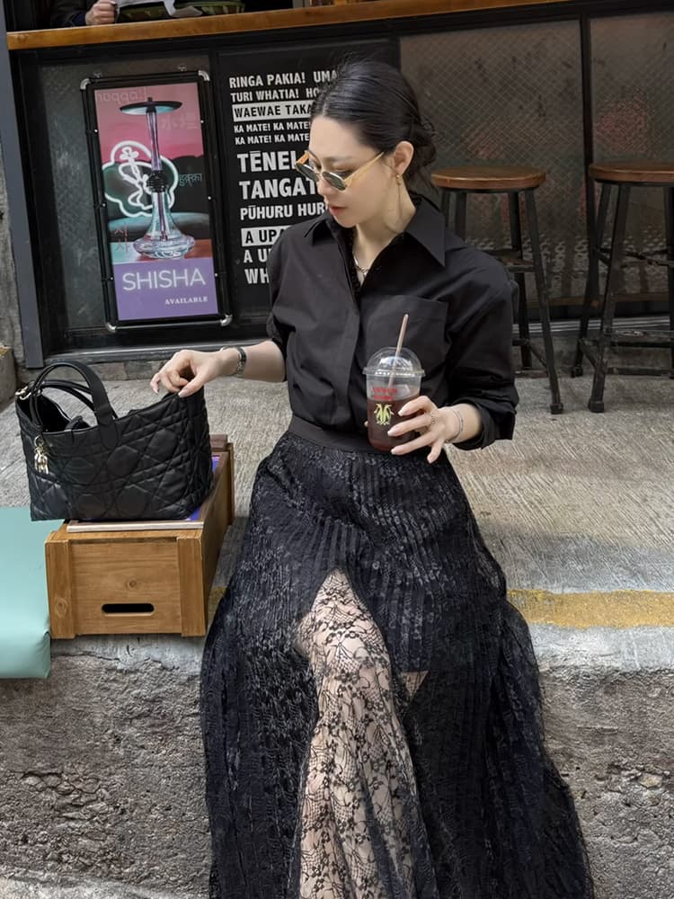 透かし模様の優美なプリーツレーススカート